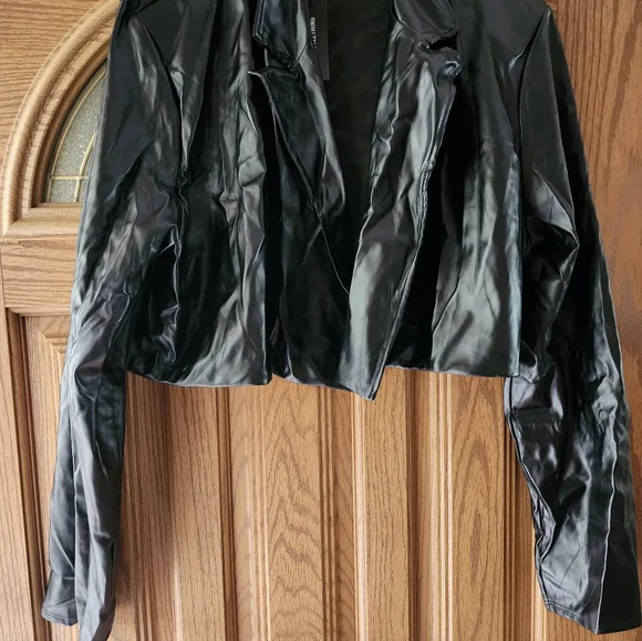 PrettyLittleThing Black Faux Leather Cropped Blazer - Picture 4 of 5